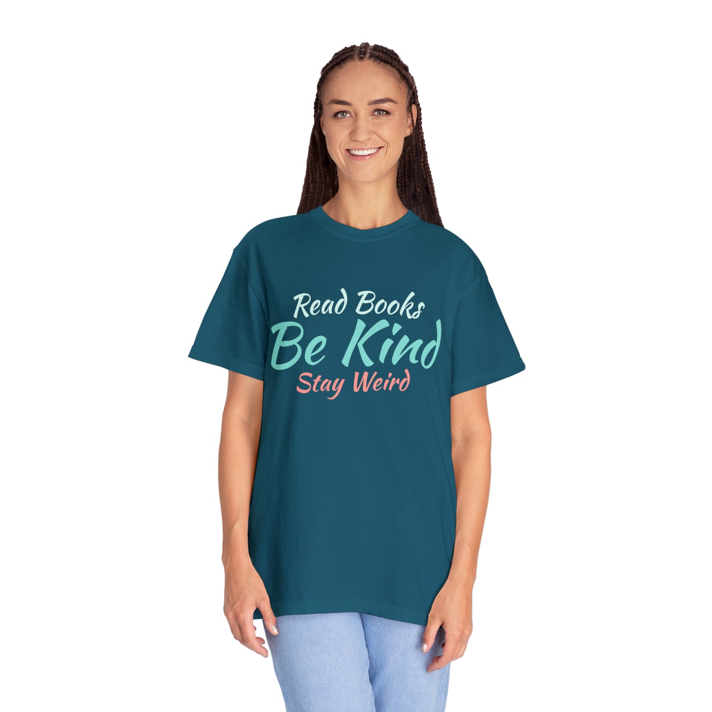 Sabiduría peculiar: abraza la individualidad con la camiseta unisex de algodón pesado 'Read Books, Be Kind, Stay Weird'