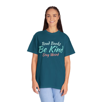 Sabiduría peculiar: abraza la individualidad con la camiseta unisex de algodón pesado 'Read Books, Be Kind, Stay Weird'