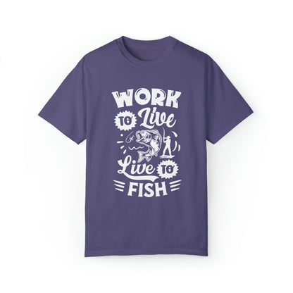La vida del pescador: trabajar para vivir, vivir para pescar camiseta