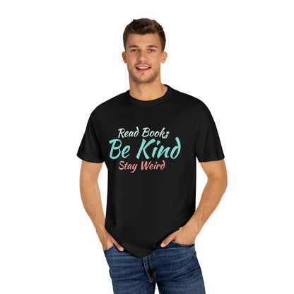 Sabiduría peculiar: abraza la individualidad con la camiseta unisex de algodón pesado 'Read Books, Be Kind, Stay Weird'