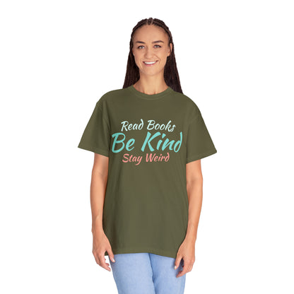 Sabiduría peculiar: abraza la individualidad con la camiseta unisex de algodón pesado 'Read Books, Be Kind, Stay Weird'