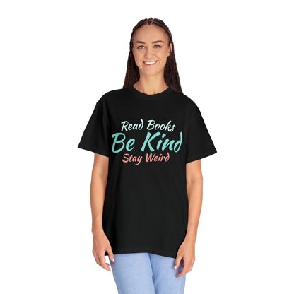 Sabiduría peculiar: abraza la individualidad con la camiseta unisex de algodón pesado 'Read Books, Be Kind, Stay Weird'