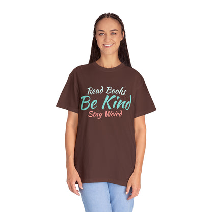 Sabiduría peculiar: abraza la individualidad con la camiseta unisex de algodón pesado 'Read Books, Be Kind, Stay Weird'