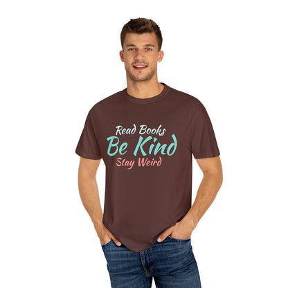Sabiduría peculiar: abraza la individualidad con la camiseta unisex de algodón pesado 'Read Books, Be Kind, Stay Weird'