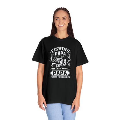 Papá pescando como un papá normal, excepto una camiseta mucho más genial.