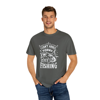 「今日は大人じゃないから釣りで忙しい」Tシャツ