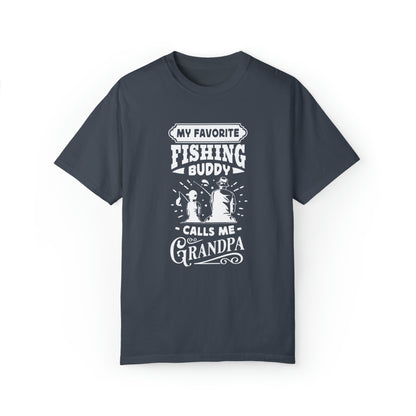 Camiseta "Cherished Fishing Companion: Abrazado como abuelo"