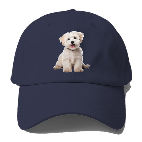 愛らしい白い子犬の野球帽