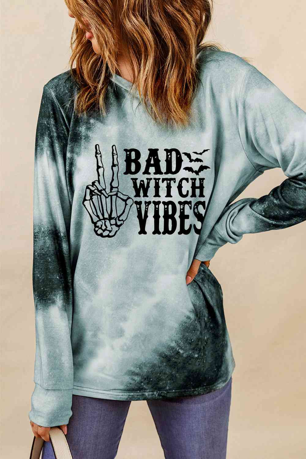 ラウンドネック長袖BAD WITCH VIBESスウェットシャツ