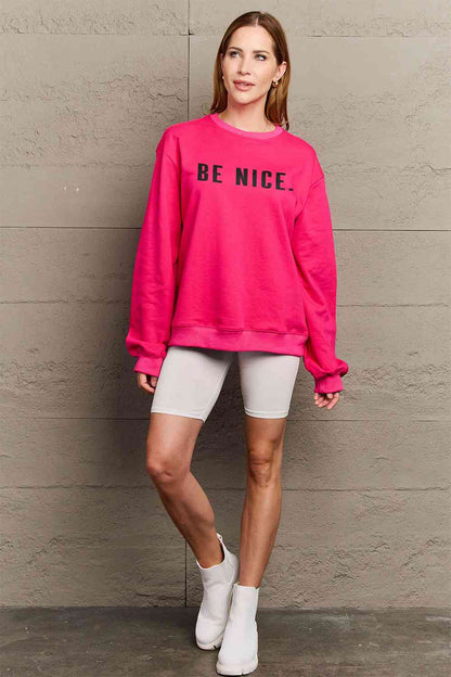 Sudadera con gráfico BE NICE de tamaño completo de Simply Love