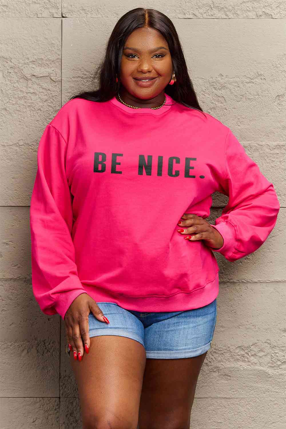 Sudadera con gráfico BE NICE de tamaño completo de Simply Love