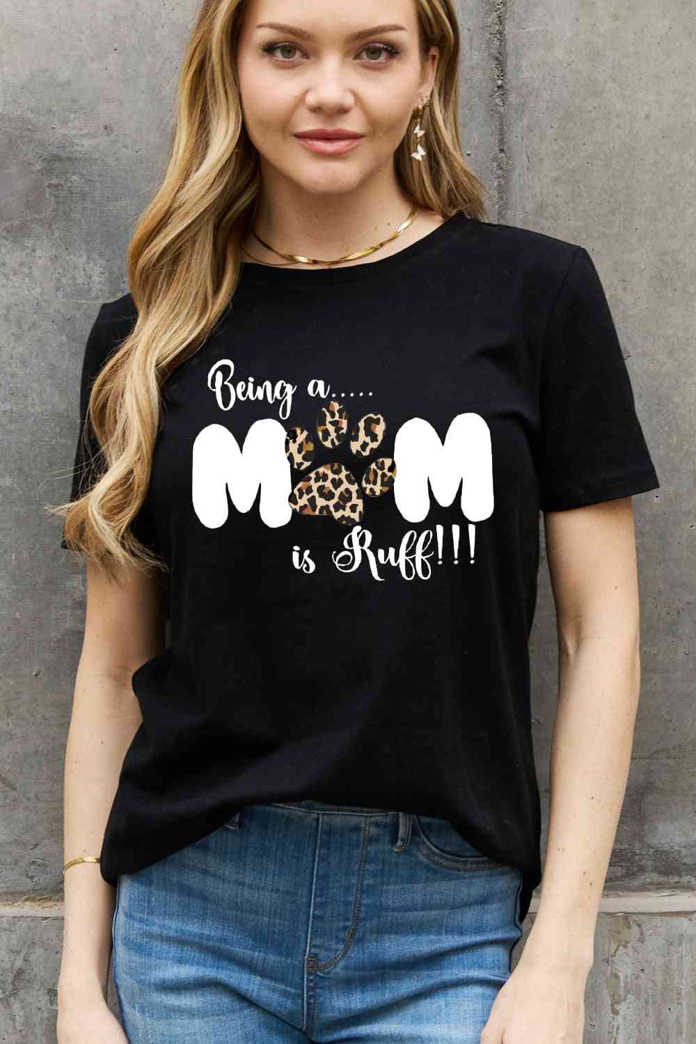 Simply Love フルサイズ BEING A MOM IS RUFF グラフィック コットン T シャツ