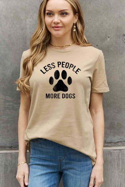 Camiseta de algodón con gráfico de tamaño completo MENOS PERSONAS MÁS PERROS de Simply Love