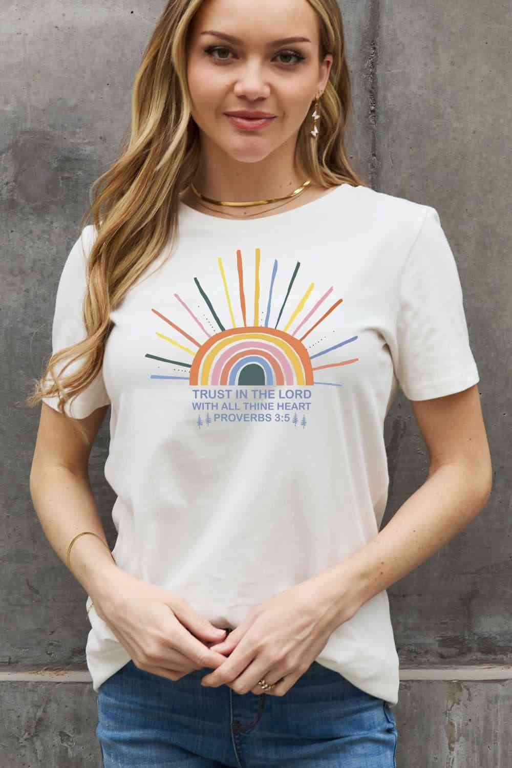 Camiseta de algodón con estampado de arco iris de tamaño completo de Simply Love