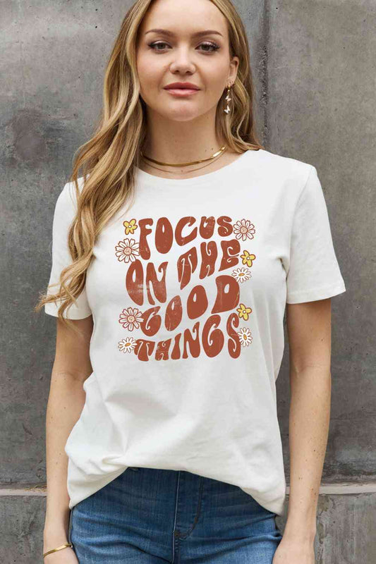 Camiseta de algodón con gráfico FOCUS ON THE GOOD THINGS de tamaño completo de Simply Love