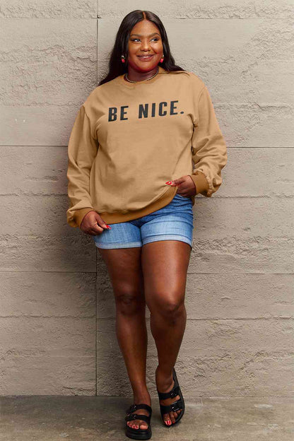 Sudadera con gráfico BE NICE de tamaño completo de Simply Love