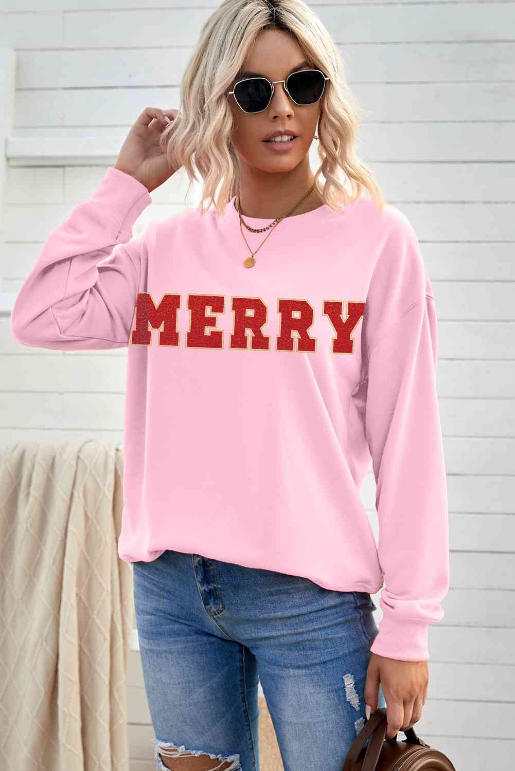 Sudadera con hombros caídos y gráfico MERRY