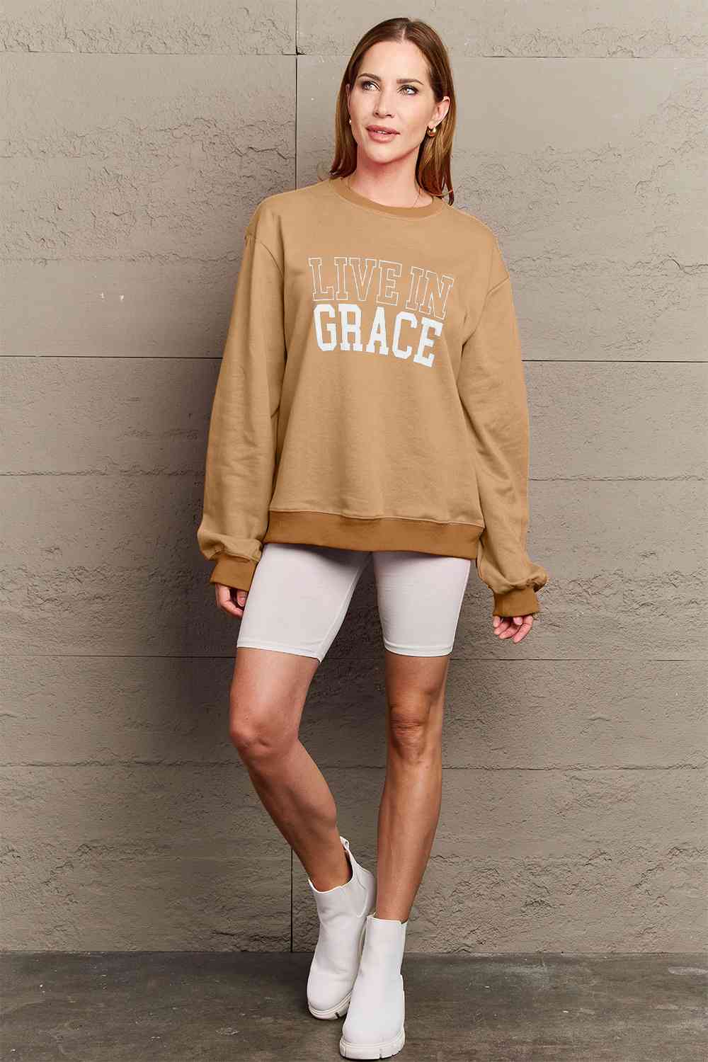 Sudadera con gráfico LIVE IN GRACE de tamaño completo de Simply Love