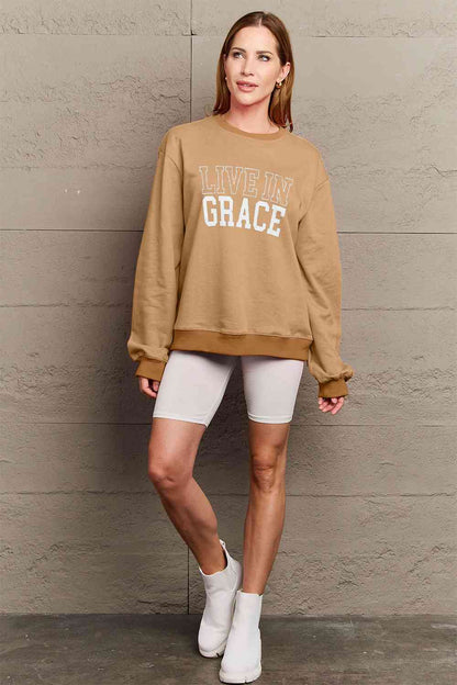 Sudadera con gráfico LIVE IN GRACE de tamaño completo de Simply Love