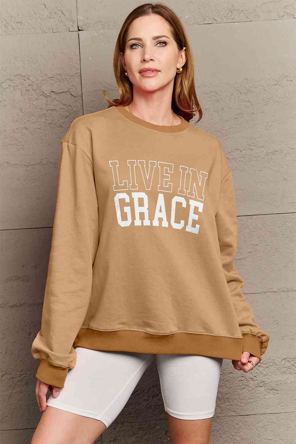 Sudadera con gráfico LIVE IN GRACE de tamaño completo de Simply Love