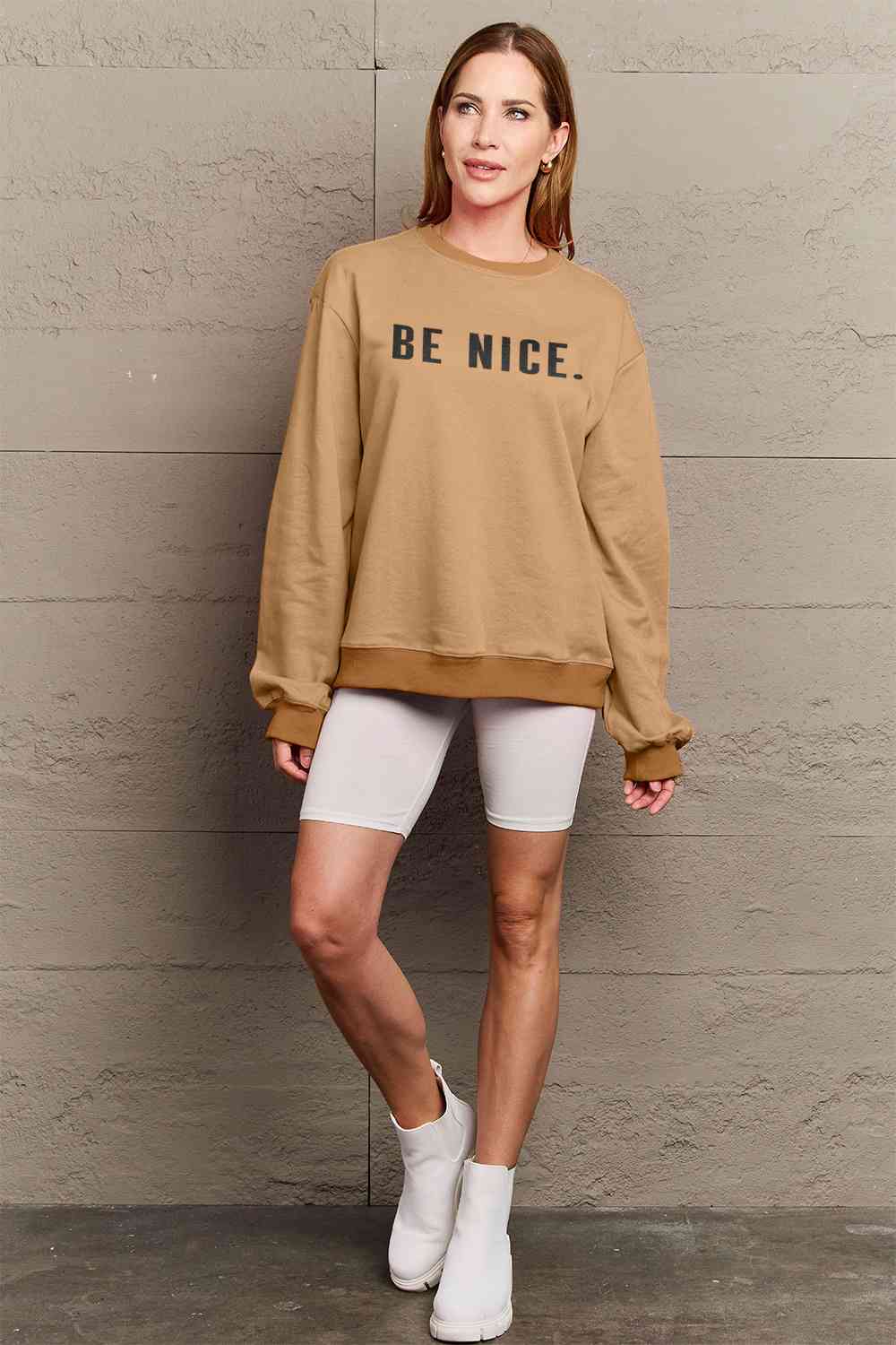 Sudadera con gráfico BE NICE de tamaño completo de Simply Love