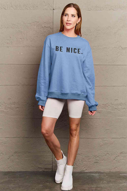 Sudadera con gráfico BE NICE de tamaño completo de Simply Love