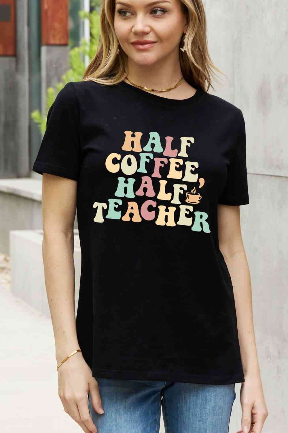 Camiseta de algodón con estampado HALF COFFEE HALF TEACHER de tamaño completo de Simply Love