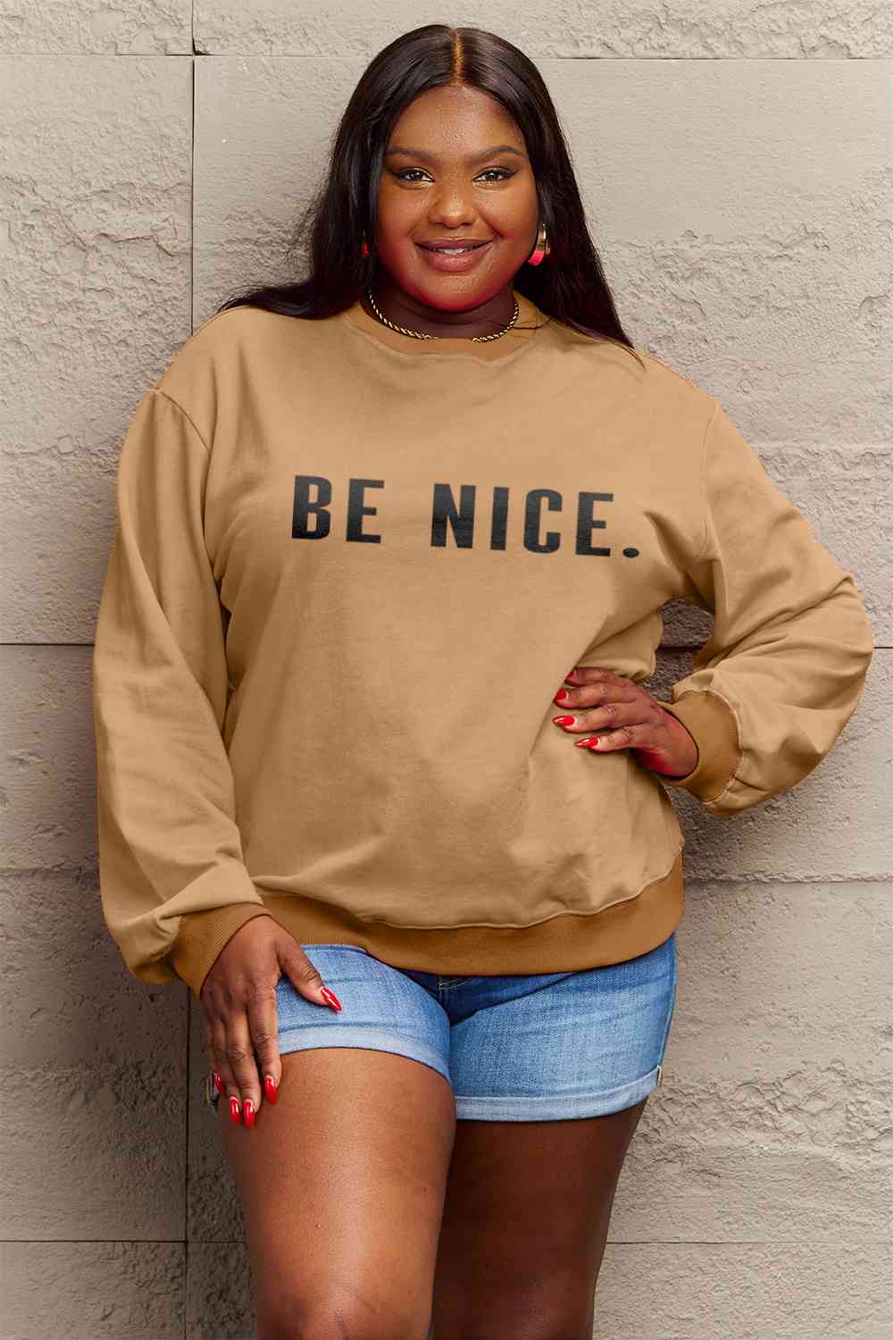 Sudadera con gráfico BE NICE de tamaño completo de Simply Love