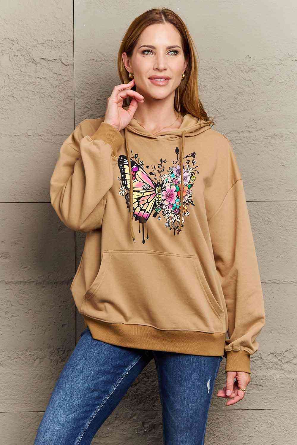 Simply Love Sudadera con capucha de hombros caídos y estampado de mariposas de tamaño completo de Simply Love