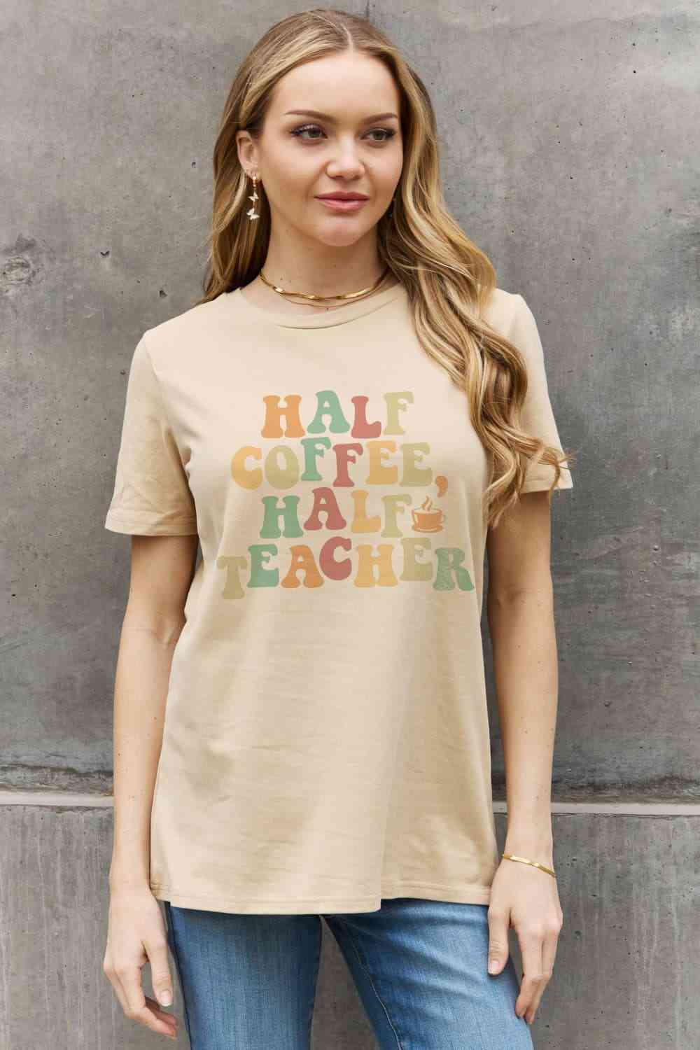 Camiseta de algodón con estampado HALF COFFEE HALF TEACHER de tamaño completo de Simply Love