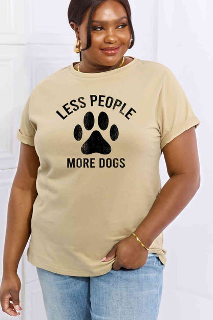 Camiseta de algodón con gráfico de tamaño completo MENOS PERSONAS MÁS PERROS de Simply Love