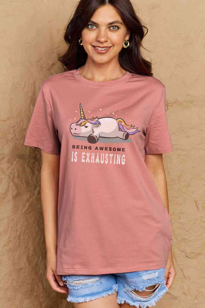 Camiseta de algodón con gráfico de tamaño completo SER IMPRESIONANTE ES AGOTADOR de Simply Love