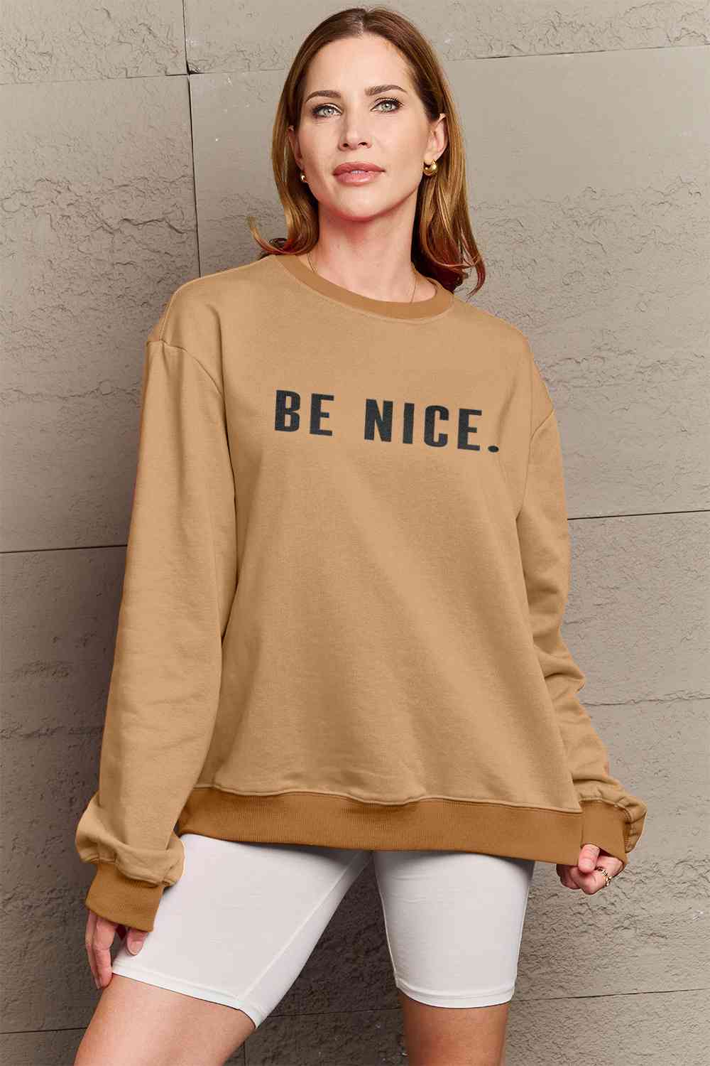 Sudadera con gráfico BE NICE de tamaño completo de Simply Love