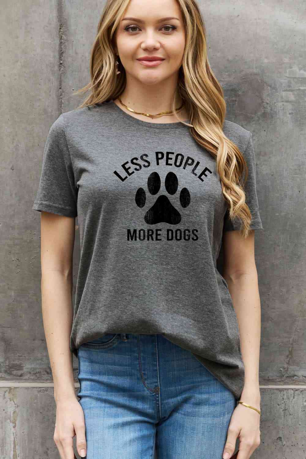 Camiseta de algodón con gráfico de tamaño completo MENOS PERSONAS MÁS PERROS de Simply Love