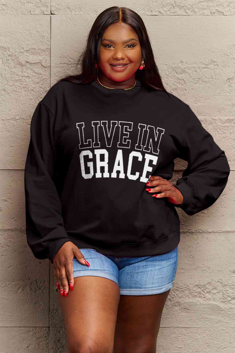 Sudadera con gráfico LIVE IN GRACE de tamaño completo de Simply Love