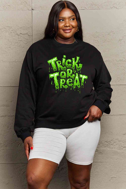 Sudadera con gráfico TRICK OR TREAT de tamaño completo de Simply Love