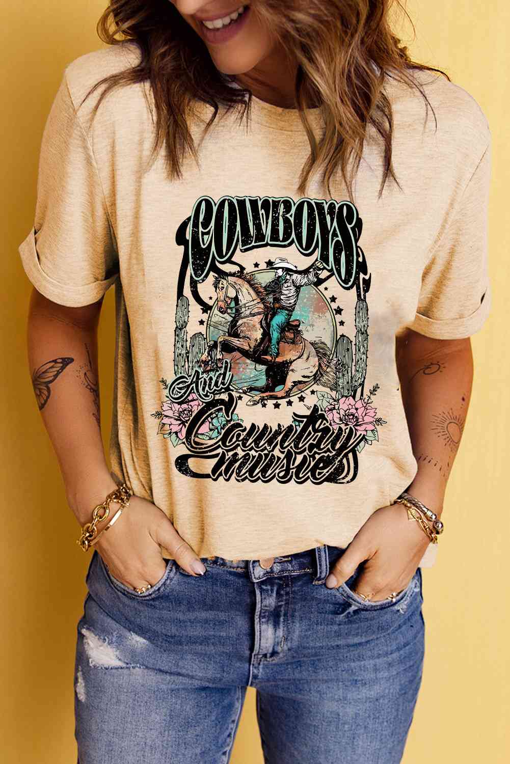 Camiseta con gráfico vaquero de manga corta y cuello redondo