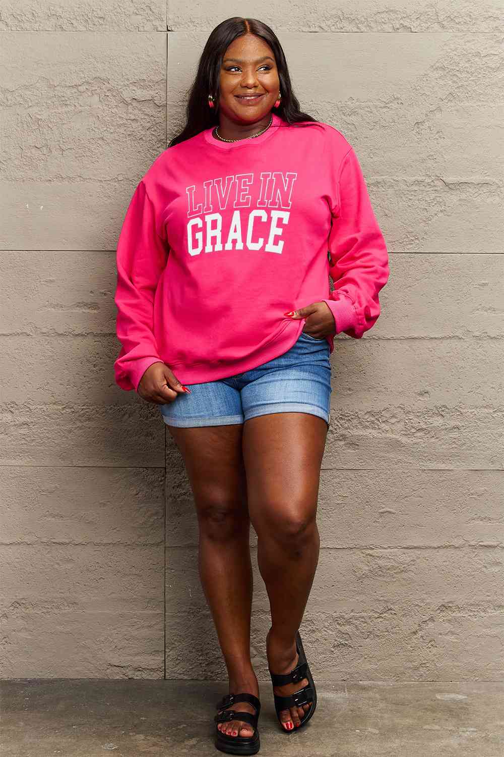 Sudadera con gráfico LIVE IN GRACE de tamaño completo de Simply Love