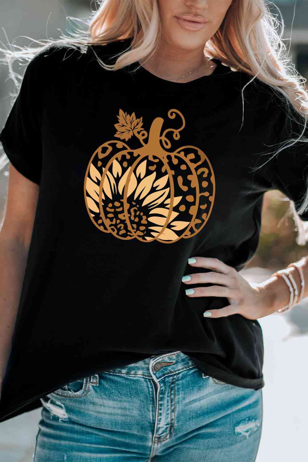 Camiseta con estampado de calabaza y manga corta con cuello redondo