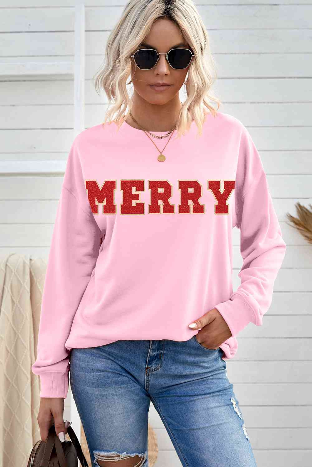 Sudadera con hombros caídos y gráfico MERRY