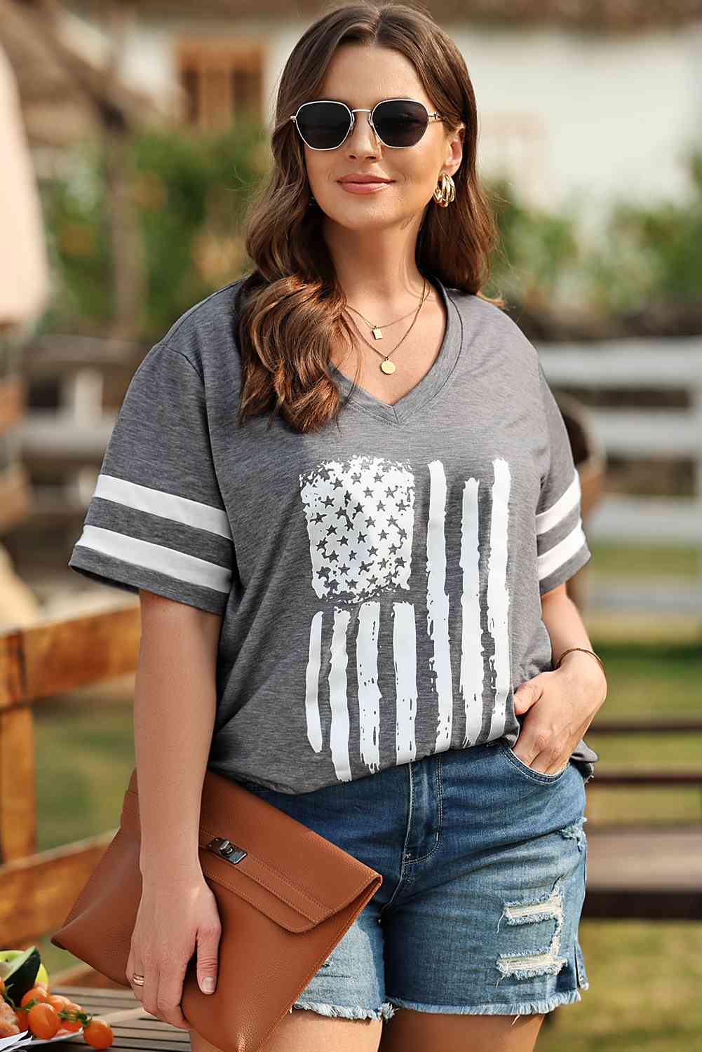 プラスサイズ米国国旗グラフィック V ネック T シャツ