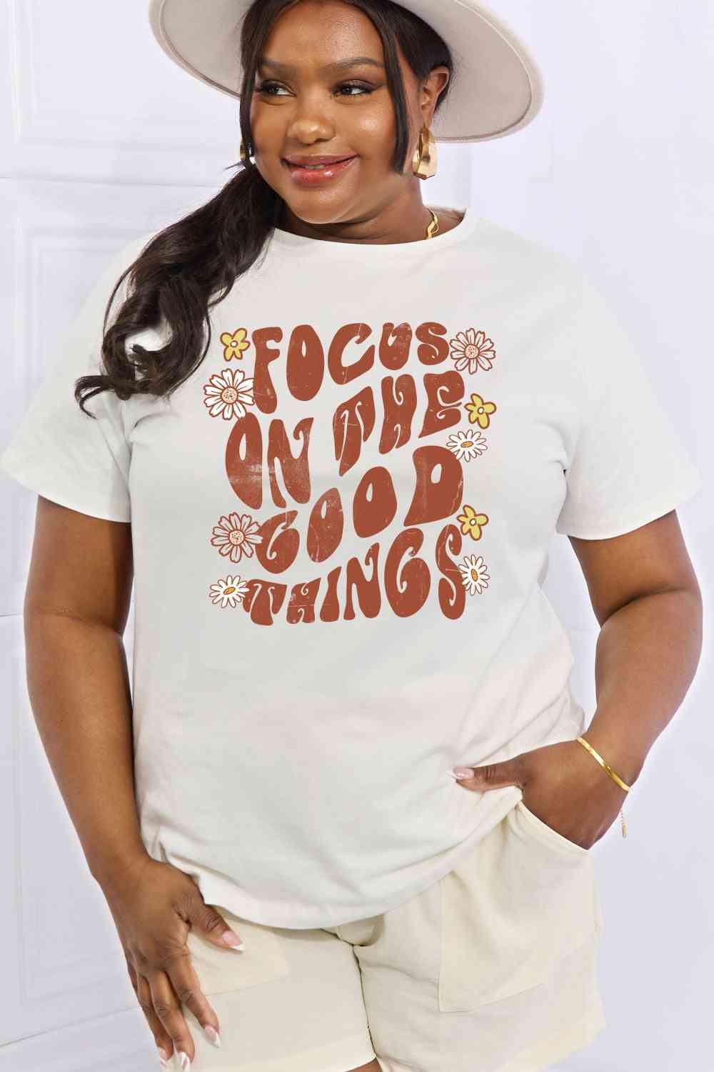 Camiseta de algodón con gráfico FOCUS ON THE GOOD THINGS de tamaño completo de Simply Love