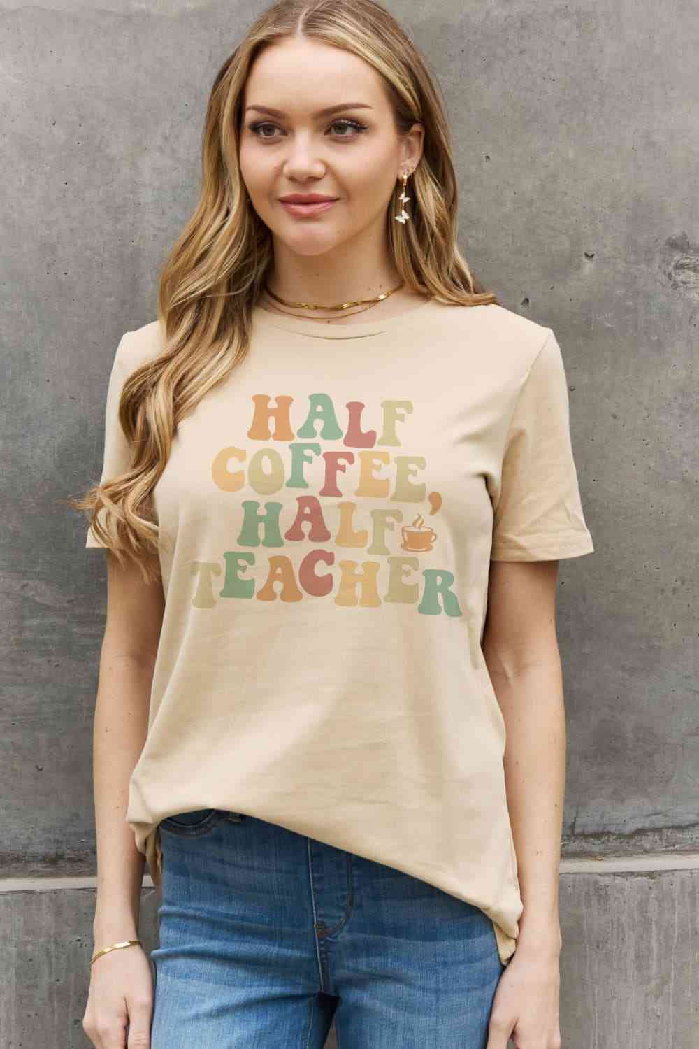 Camiseta de algodón con estampado HALF COFFEE HALF TEACHER de tamaño completo de Simply Love