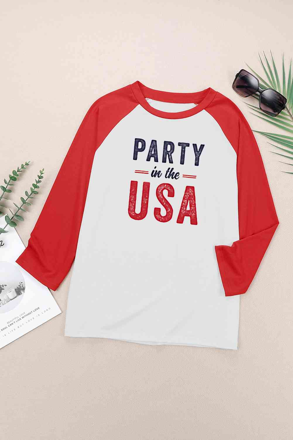 Camiseta de manga raglán con gráfico PARTY IN THE USA de Simply Love