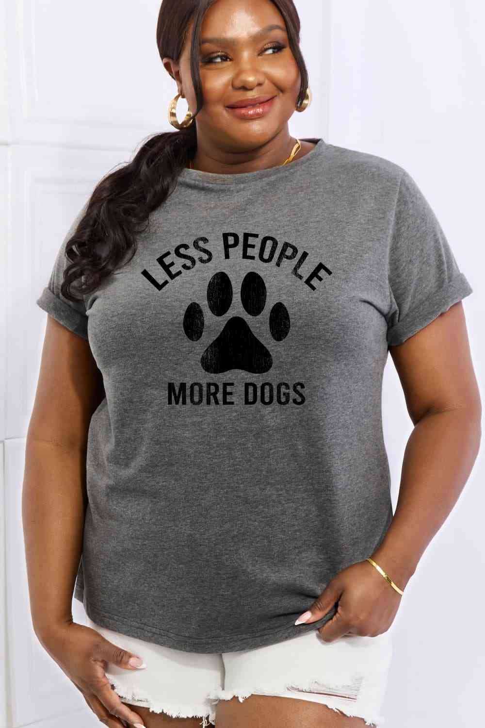 Camiseta de algodón con gráfico de tamaño completo MENOS PERSONAS MÁS PERROS de Simply Love