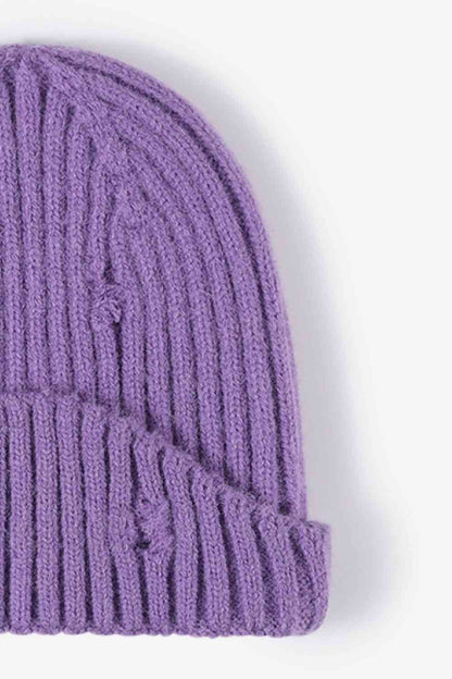 Gorro de punto de canalé desgastado