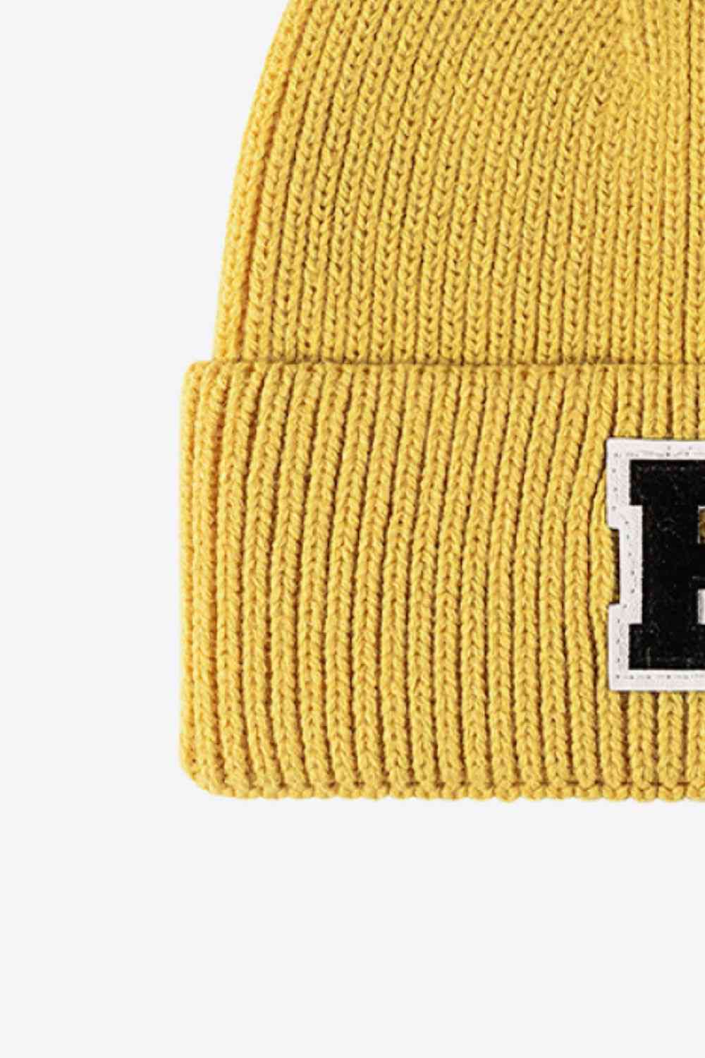 Gorro de punto con puños y parche de letras