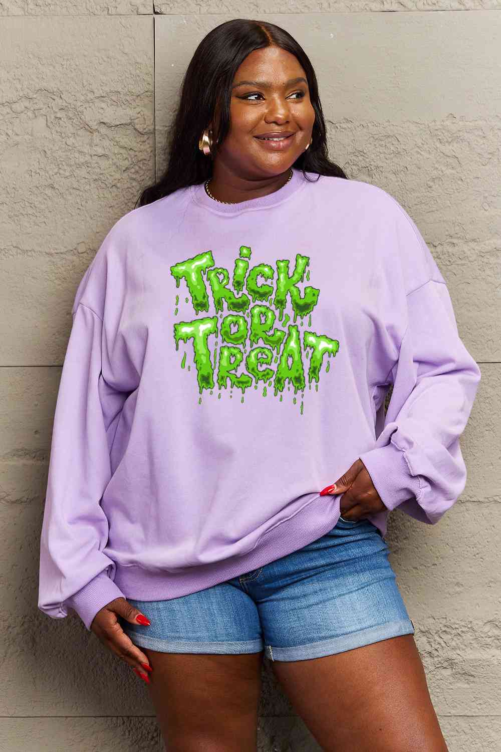 Sudadera con gráfico TRICK OR TREAT de tamaño completo de Simply Love