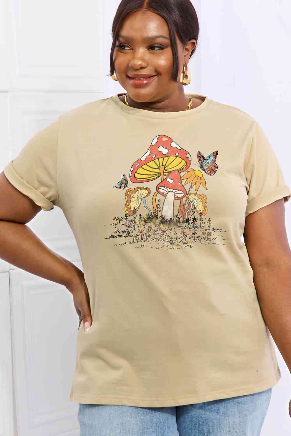 Camiseta de algodón con estampado de mariposas y setas de tamaño completo de Simply Love