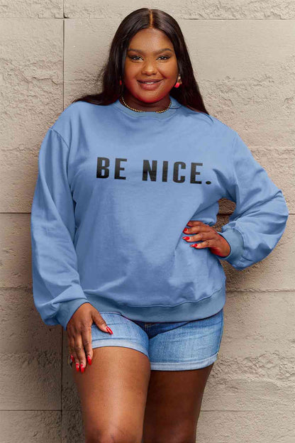 Sudadera con gráfico BE NICE de tamaño completo de Simply Love